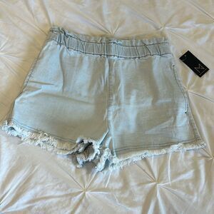 NWT Material Girl Women's Light Wash Fray Hem Garter Jean Shorts Size Medium
